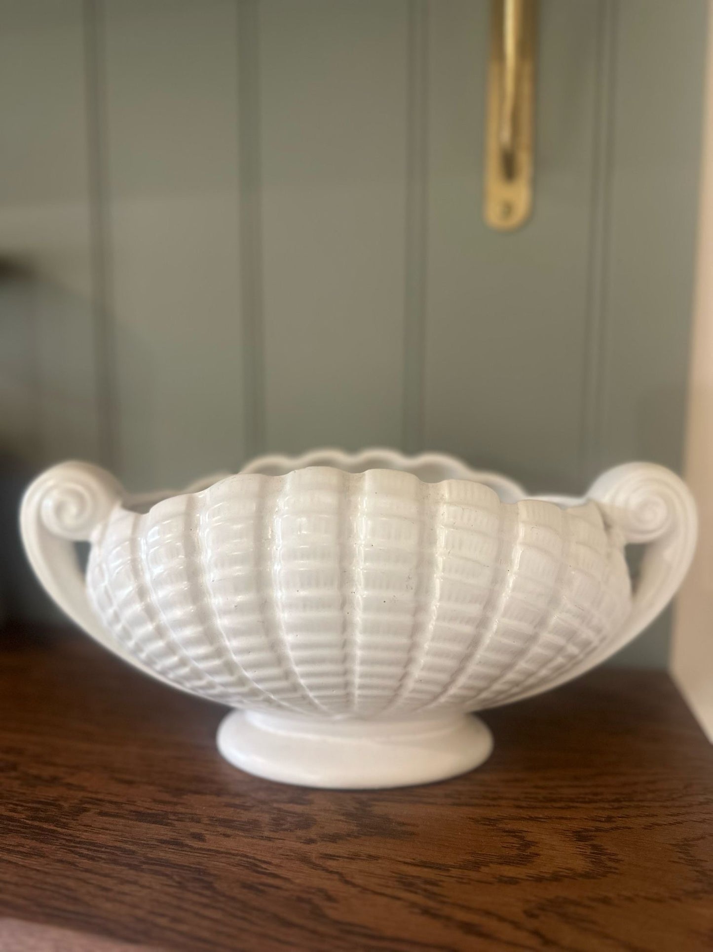 white mantle vase scallop shell