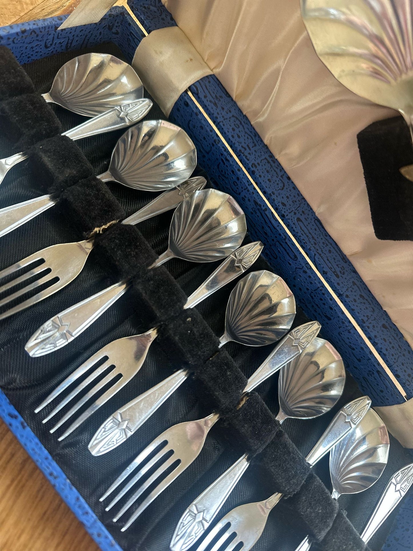 shell cake π° spoons & forks & serving -6 person