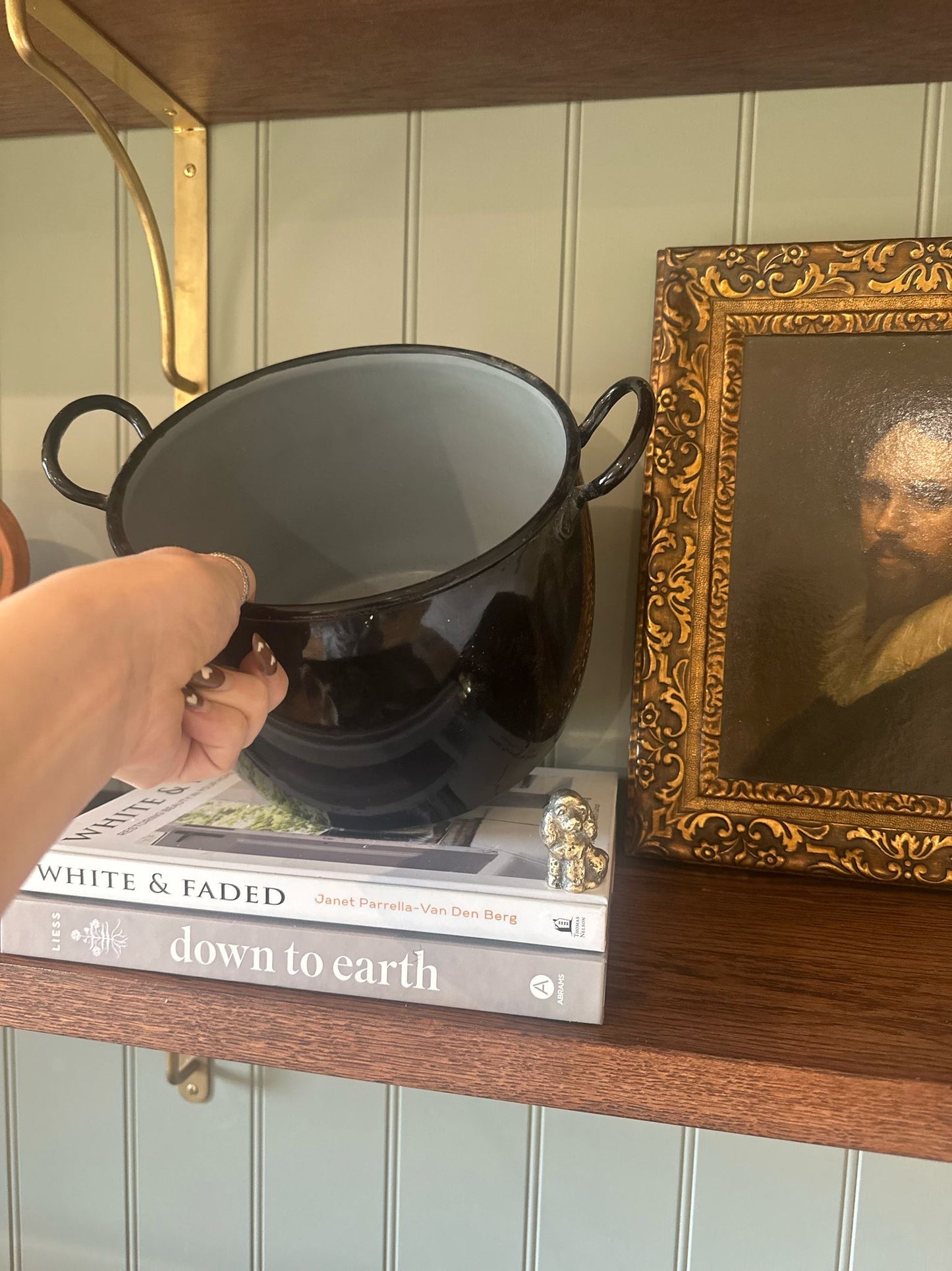large black enamel crockpot cauldron vintage