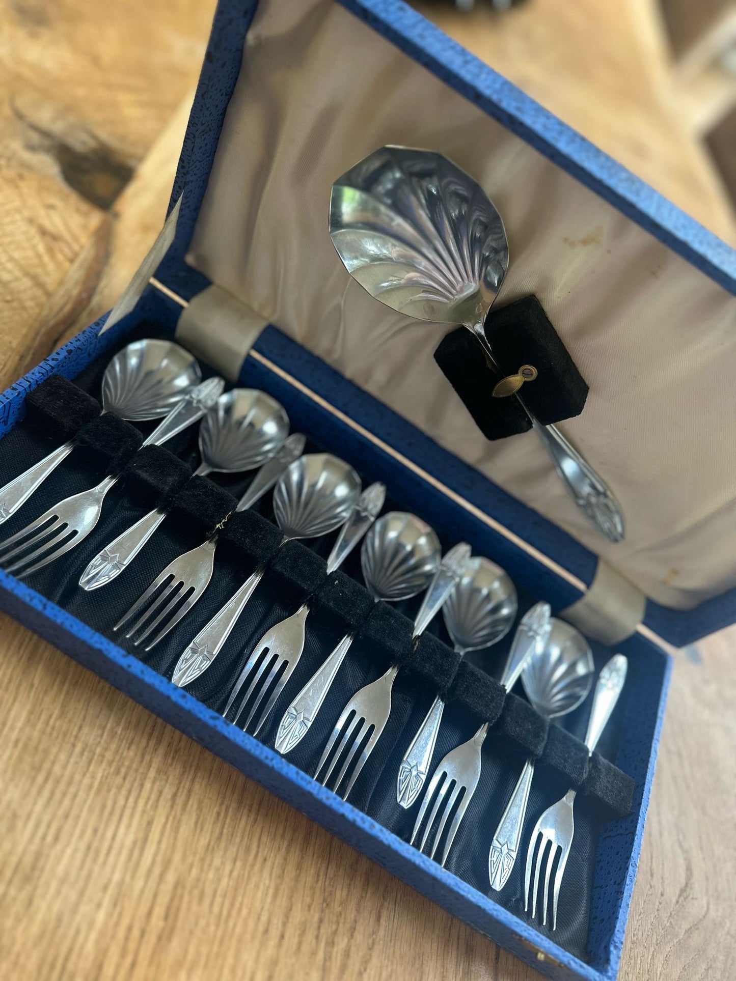shell cake π° spoons & forks & serving -6 person