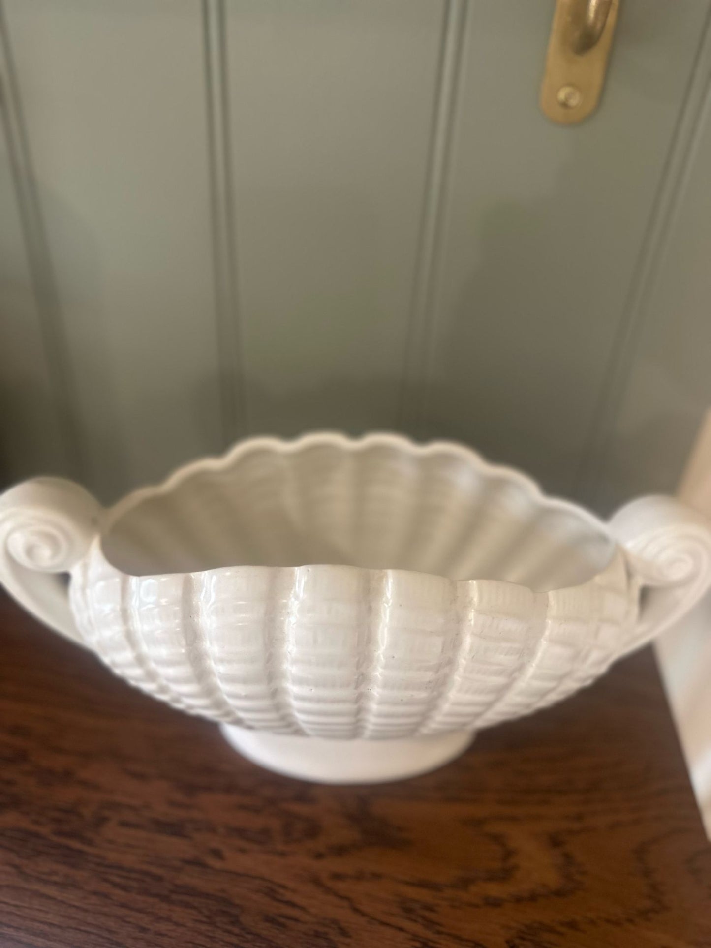 white mantle vase scallop shell