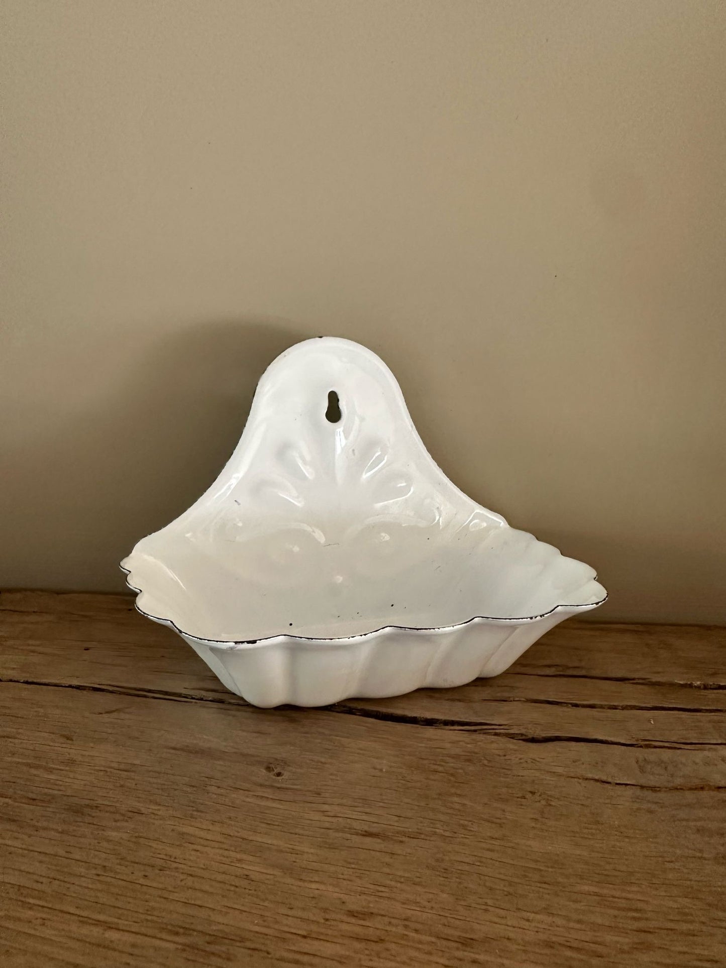scallop soap 🧼 holder dish, white enamel