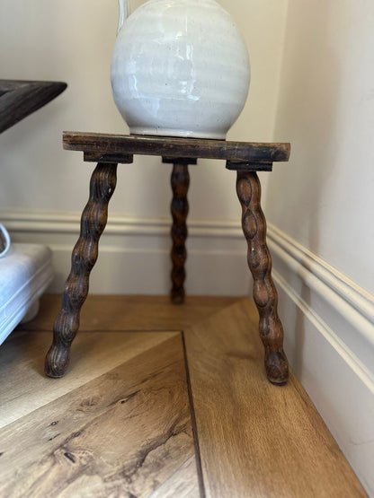 Bobbin milking stool