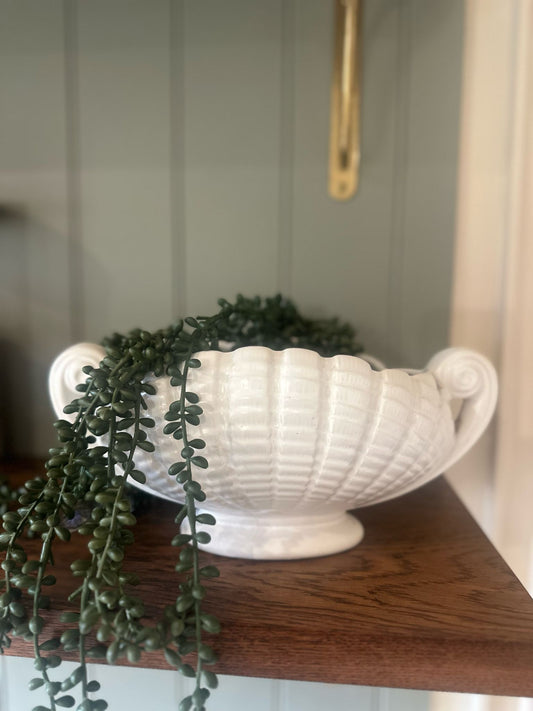 white mantle vase scallop shell